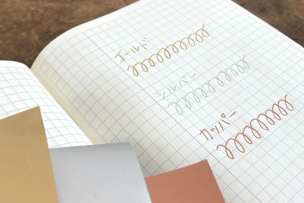 「ほぼ日手帳2026」のラインナップに、KANMAKIの“ボールペンで描ける箔”『煌葉-kiraha-』が登場。9月1日より販売開始